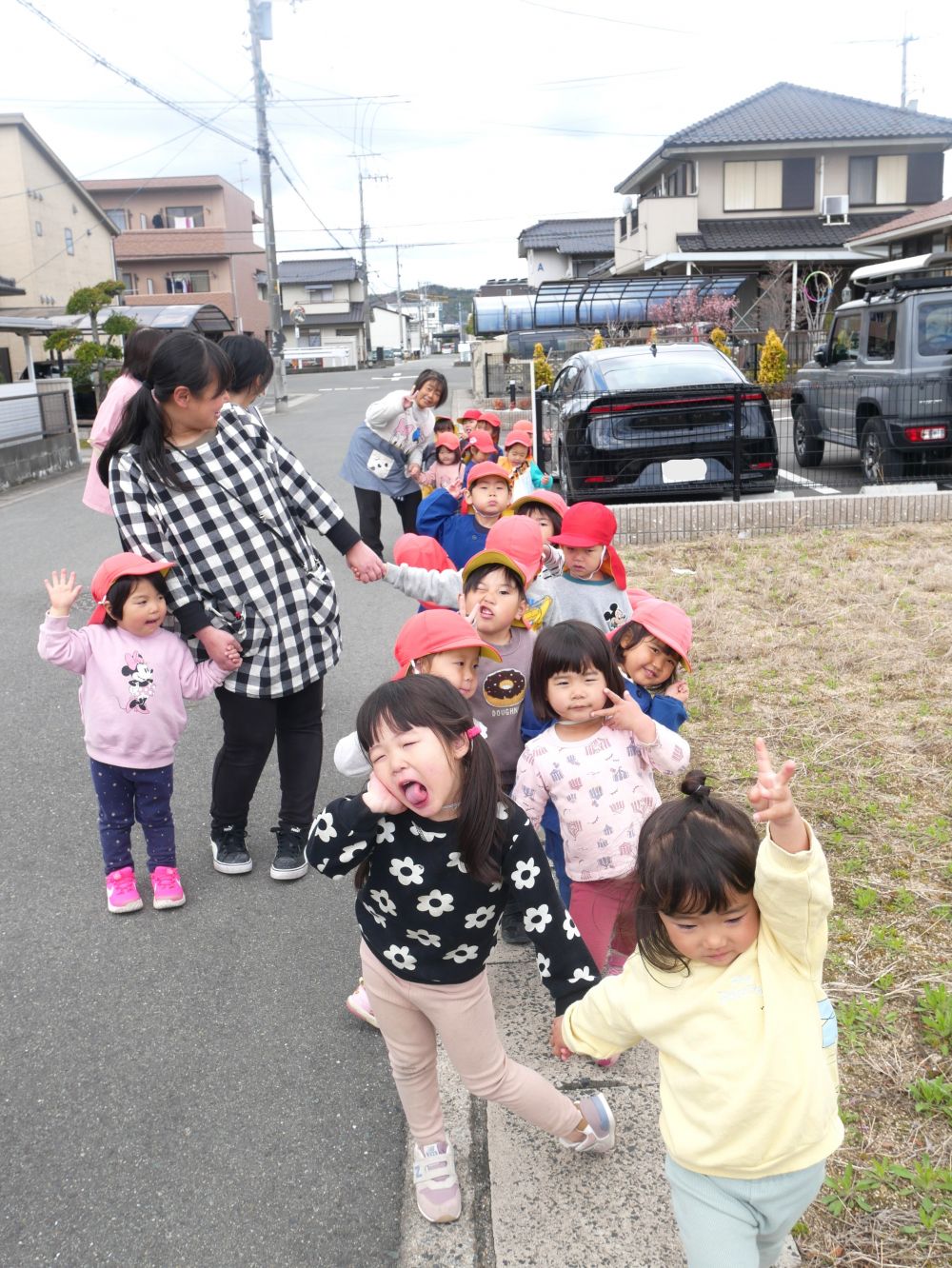 “これはなんだろう？”
興味を示した物を手にとったり・・・
観察したり・・・
みんなで散歩しながら春を感じてきました



『リス組さんになって初めての散歩だね～』
『楽しいね～！！』
園外に出ることにワクワクドキドキが止まらない様子♡