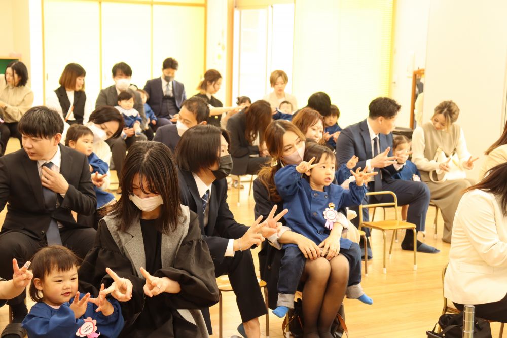 みんなで手遊びをしたり、歌を歌ったり♪
こども園は楽しいことがたくさん待っています