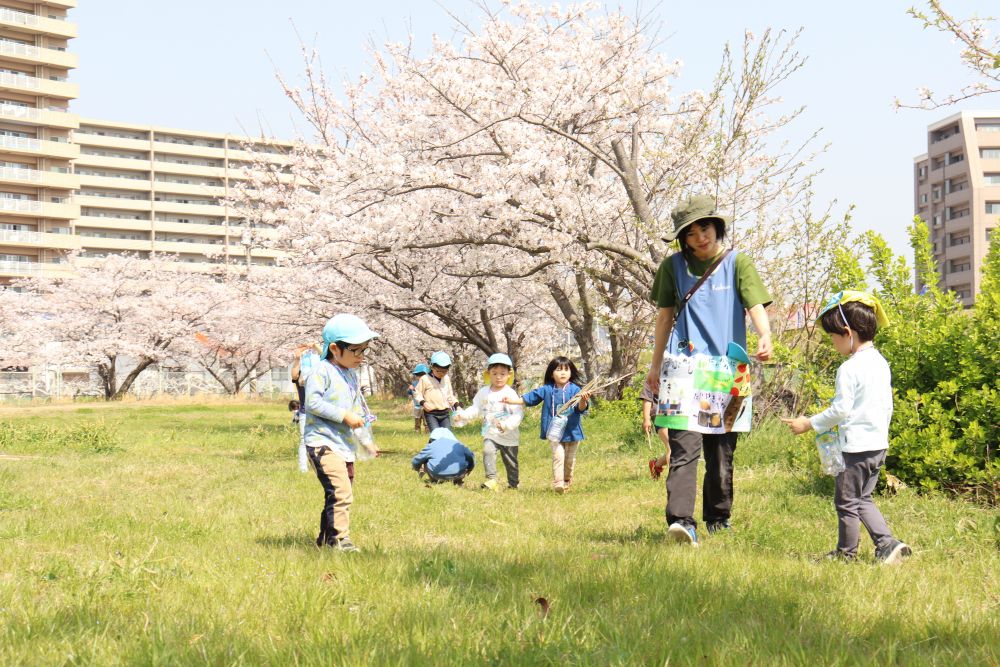 あとは、鬼ごっこをしたり虫探しをしたり、みんな思い思いに遊びます