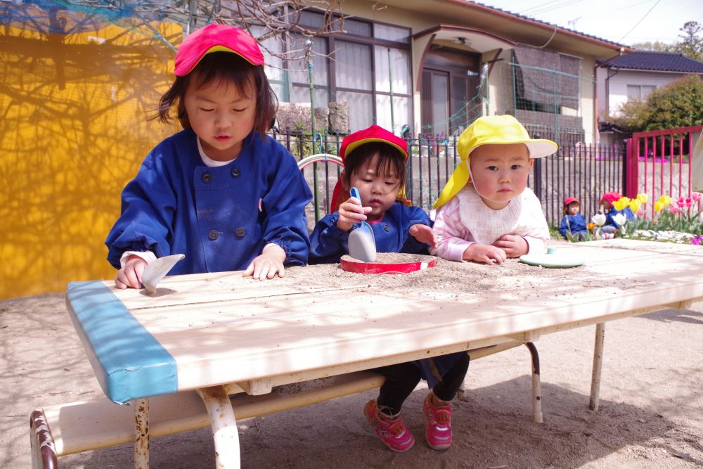 友達がいっぱい増えてスタートしたリス組さん!
小さい子とも遊びたいし、お兄ちゃんお姉ちゃんの遊びも気になっちゃう!
今日はなにして遊ぼうかな?