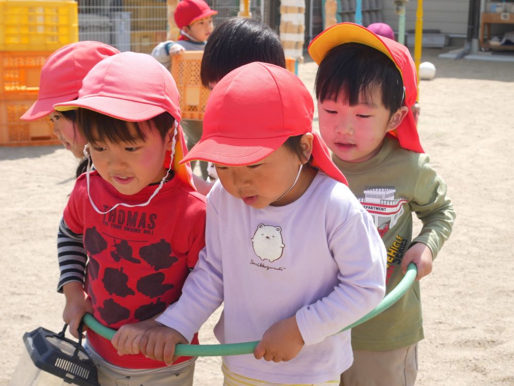 新しい環境にドキドキしている子もきっと多いはず・・・
しかし好きな友達や仲の良い友達と一緒に過ごすことで
心も安定し落ち着いて過ごす姿がみられます♡
友達の存在は偉大です



春休みも終わりクラス全員の友達が揃いました
『みんなで電車ごっこしよう？』
友達を誘ってフラフープ電車♡
『おばけ電車に変身しまぁ～す』
子どもたちの世界観は面白いです
やっぱり遊んでいる時間が一番好きな子どもたち


