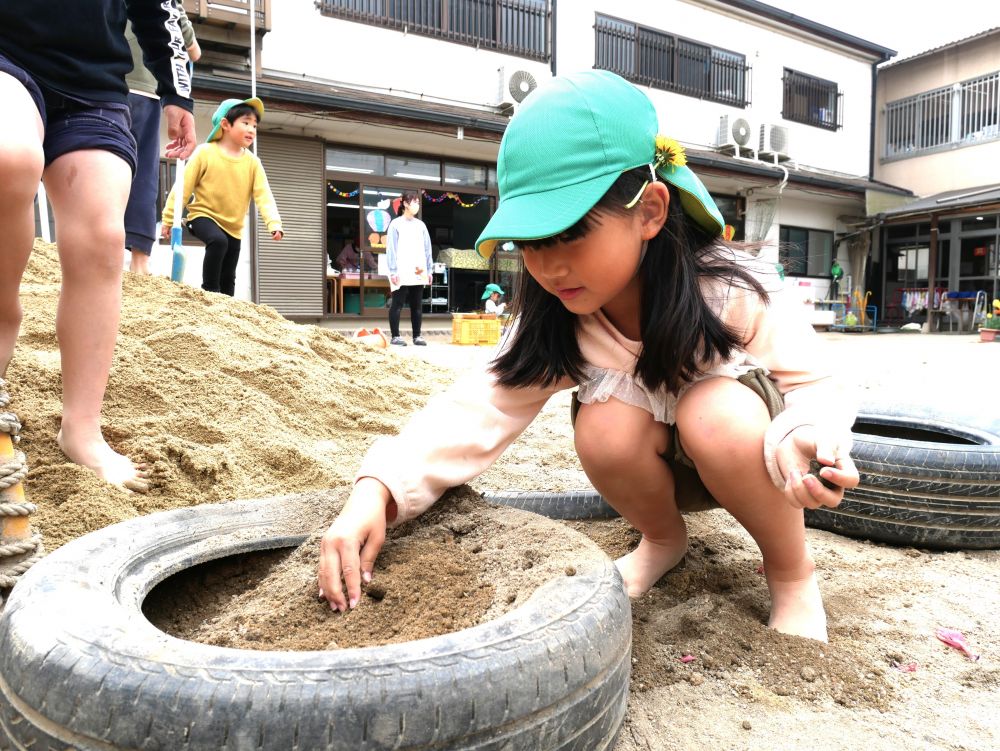 砂場の中にいいもの発見…
掘っていくと粘土のような土を見つけ
みんなで粘土遊びを楽しむ
園庭の砂が増え大喜びのみんな
「みて!!ここの土」
タイヤの近くにある砂を掘っていくと
粘土のような土を発見しました