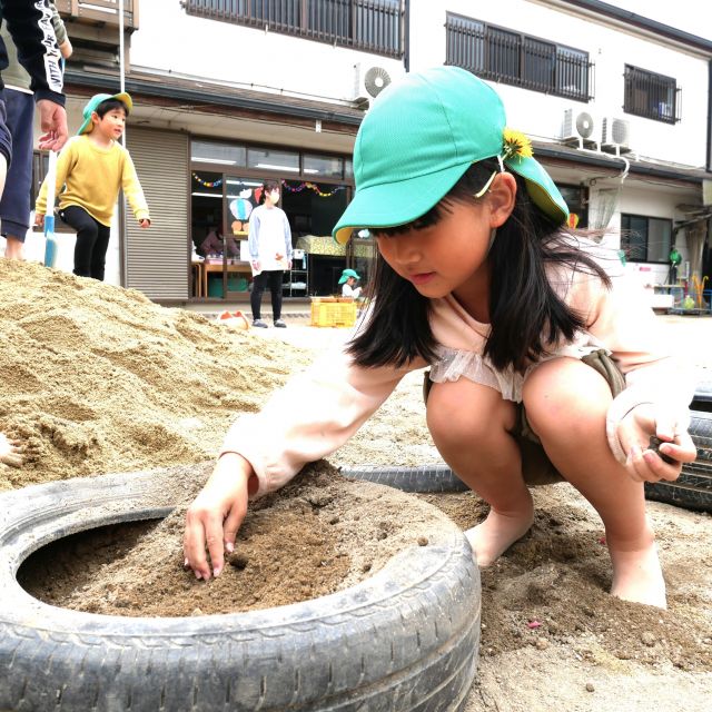 砂場の中に…　＊５歳児＊