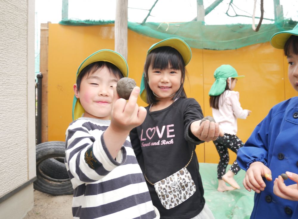 「じゃーん♡」
こっちでは泥団子に夢中…
手で丸めて、大きく…ピカピカに…
何度も土粘土を楽しみました♪