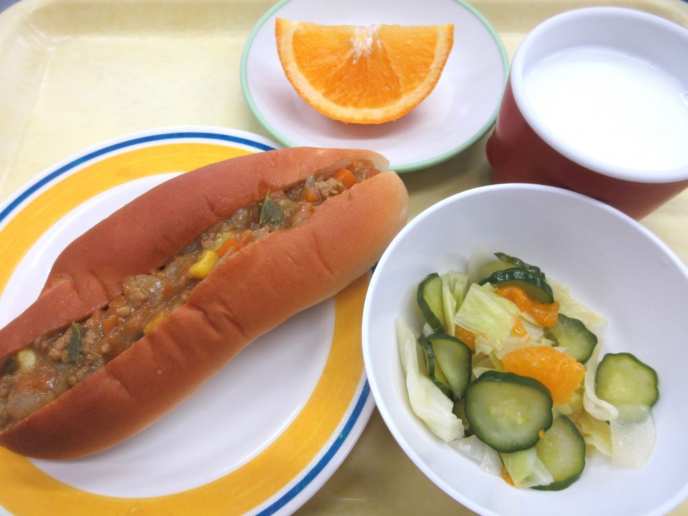 キーマカレーサンド
フレンチサラダ
オレンジ
牛乳