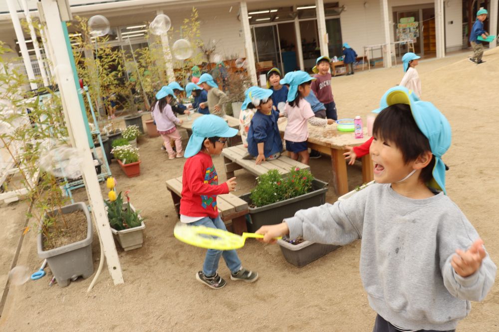 新年度が始まり10日がたったゆめはうす認定こども園
今日も園庭では子どもたちの元気な声が響きます

時にはケンカをしながらシャボン玉を楽しみます
