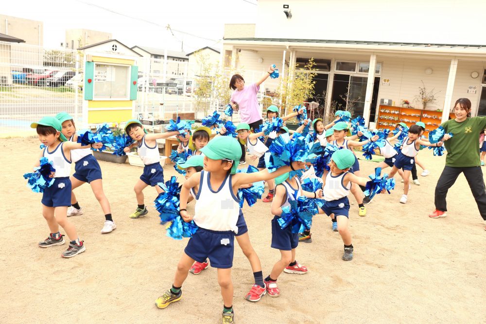 園庭で遊んだ後は、年長キリン組さんがみなと祭りに向けて「ええじゃん」を踊ります
年中ゾウ組さんも横で踊っています

カッコよく最後のポーズが決まると本番が増々楽しみになっていきます