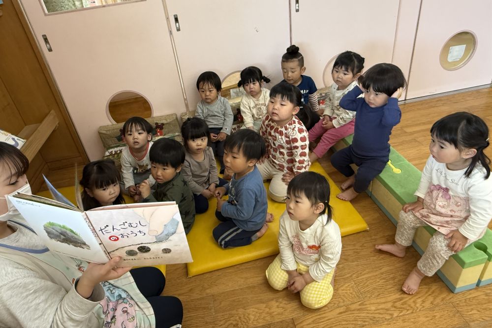 2歳児
「だんごむしのおうち」
4月になり、日中はとっても暖かくなりました。
園庭にも色々な虫が集まってくるようになりました!
中でも、【だんごむし】は、みんな興味津々…
今月は、そんなみんなにピッタリなお話📖´-
だんごむしはどこにいるの…?
どんな形…?
どんなおうち…?
不思議がいっぱい☺️