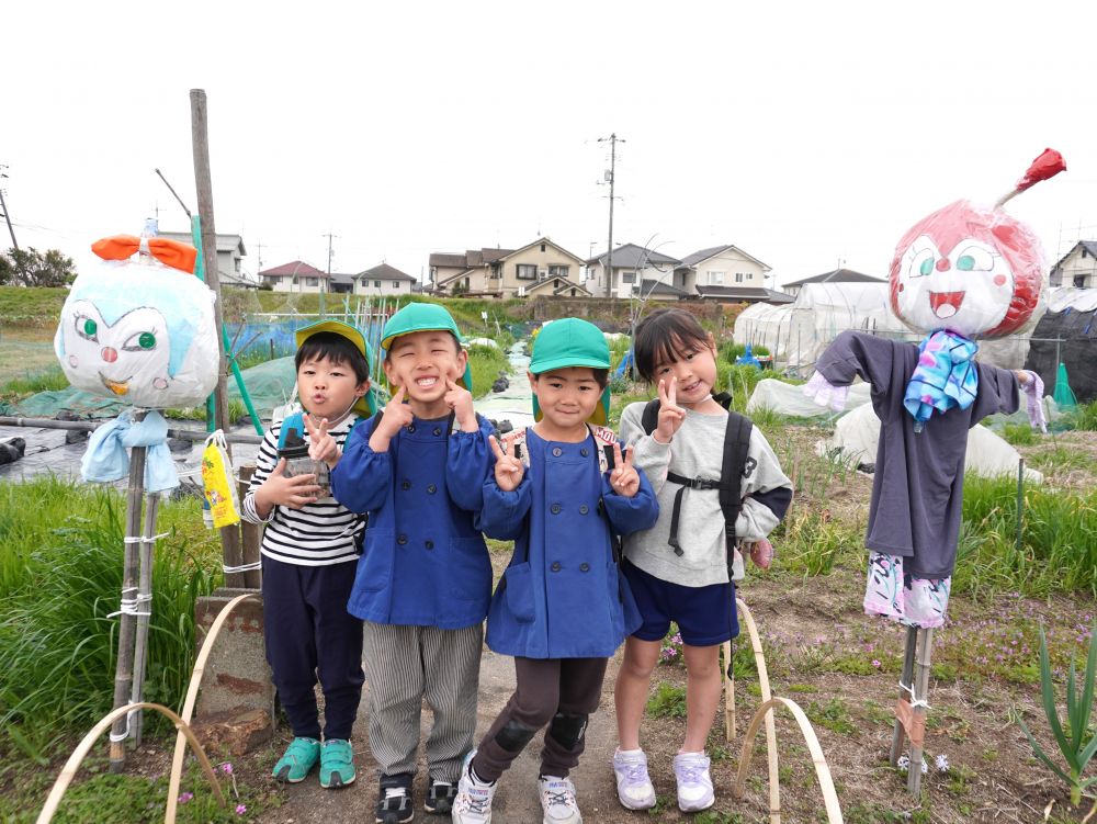 草花や野菜を育てること…
野菜を守るために必要な”かかし”…
みんながよく知っているキャラクターで作られた
すてきなかかしを近くで見せていただきました♡
「ドキンちゃんとコキンちゃんじゃ!」
「手もあるけん握手ができそう♪」
「みんなの背よりも大きいね~」