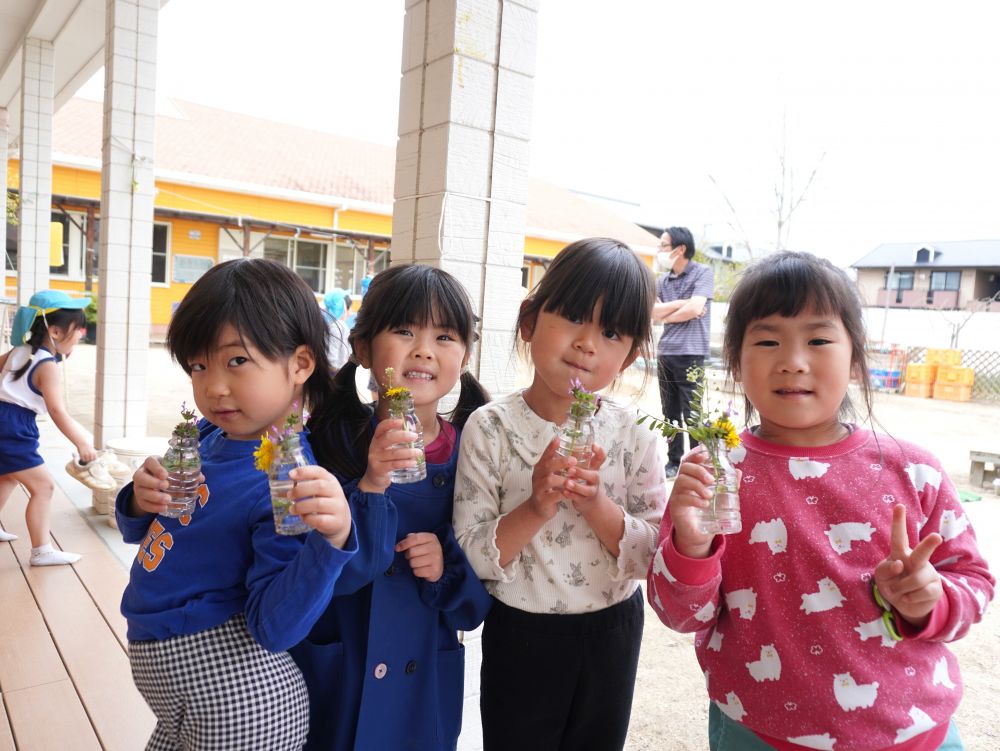 一人ひとり選ぶ草花や生け方が違います♡
花を飾るとかわいくなる!
花が元気になると嬉しい!
花っていいにおいがする!
そう感じられる心が素敵です♡