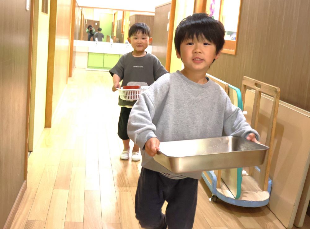 おやつのあとのお皿集めもやってみる!
「Yくんがこっち持つからね!」
「Sくんはこれ持って行く!」
役割分担をしながら、給食室まで運ぶ2人
一人ひとりの〝やってみたい”気持ちを
大切にしていきたいと思います♡