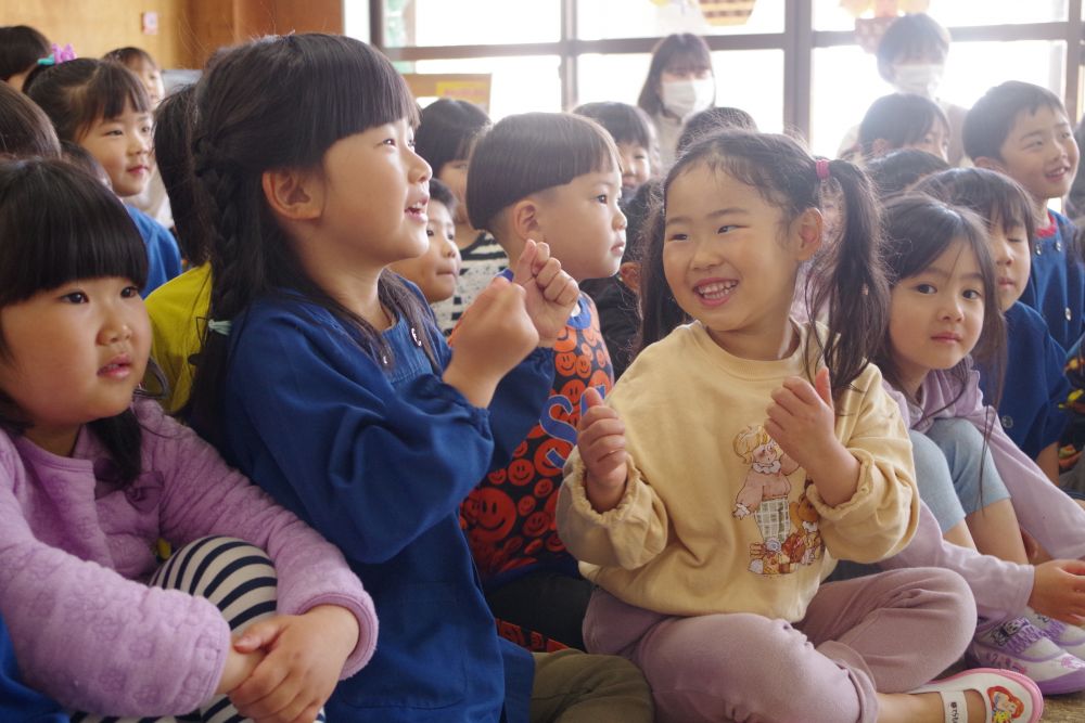 キリン組さんたちはダンスを見ながらまねっこ♡
マラソン前にさっそく踊ったよ~
今度リス組さんやクマ、ヒヨコ組さんにも教えてね♡
きらきら笑顔でこれからいっぱい遊ぼうね!