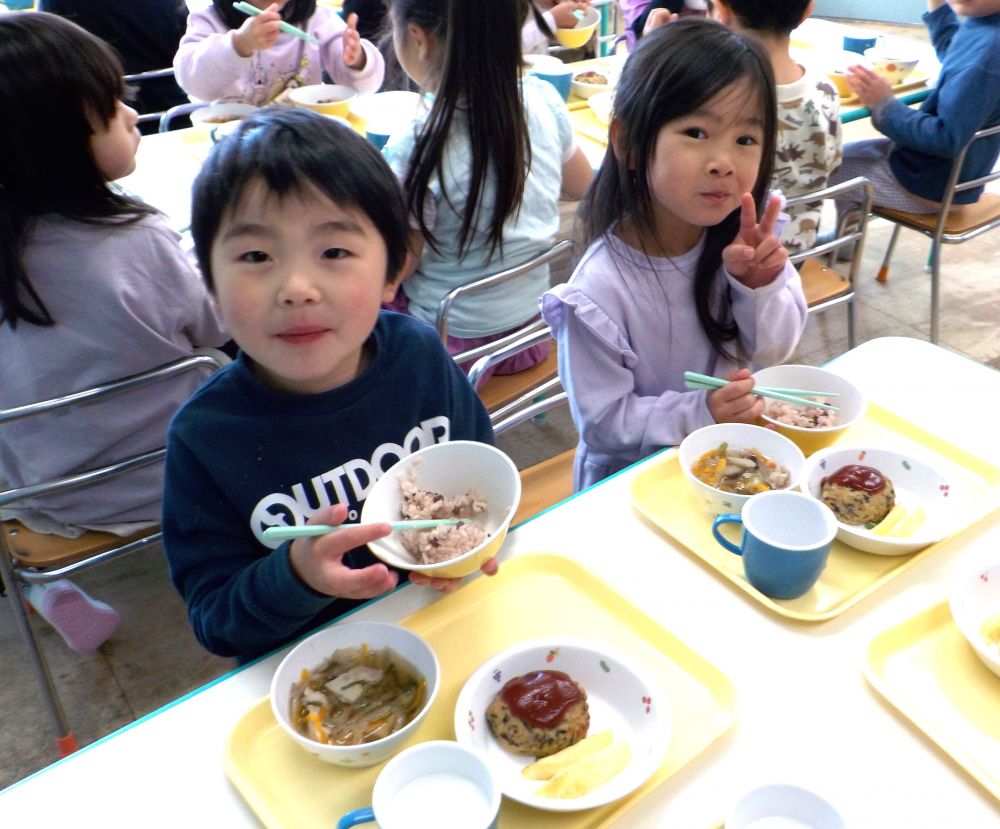 今日は人園・進級お祝い給食でした。
【赤飯】はお祝い事などの時に用意して昔から食べられていた伝統食です。
好き嫌いはみんなありますが、子どもたちの成長を願って味わってみんなで食べました♡
安心・安全を第一に、これからたくさん美味しい給食作るので楽しみにしていてね♡