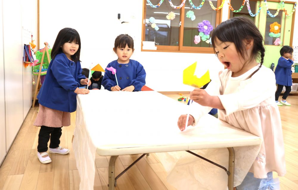 折り紙で折った動物を使って、ごっこ遊び♡
「かけっこをしまーす!ここがゴールでーす」
「負けないぞ~」
先生役と子ども役に分かれてかけっこごっこ!
それぞれの役になりきりながら友達とのやりとりに夢中♡