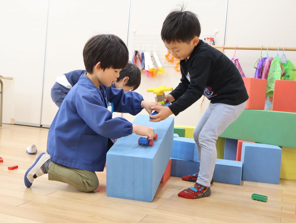 「危ないよ~」
「こっから飛べるから大丈夫ですよ~」
レゴブロックとソフトブロックを使って
乗り物や道路を作って楽しむ♡
友達の遊びを見たり真似たりするなかで
遊びの世界が広がるね♡