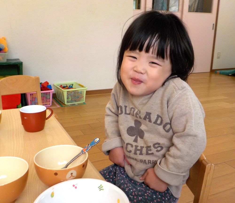新年度も始まり2週間くらい経ちました。
ドキドキワクワクの新入園児、進級した園児、毎日元気いっぱいに遊ぶ声が響き渡ります。
給食時間、各クラスを覗きに行くと・・・
*ヒヨコ*
最初は慣れない様子もありましたが、スプーンを上手に持ち、自分で食べる様子を見せてくれるI君や、手づかみ食べもまだまだOK♡美味しそうに食べてくれるSちゃん!2人とも少しずつ慣れてきて給食時間も楽しく過ごしています!
*クマ*
まだまだ偏食はありますが、少し苦手な物にも挑戦したり、給食先生とカミカミ・・・カミカミのお口の体操をしながら食べるのがクマ組さんとブームになっています!!
先生よりたくさんお口を動かすクマ組さん♡楽しい給食時間を過ごしています。