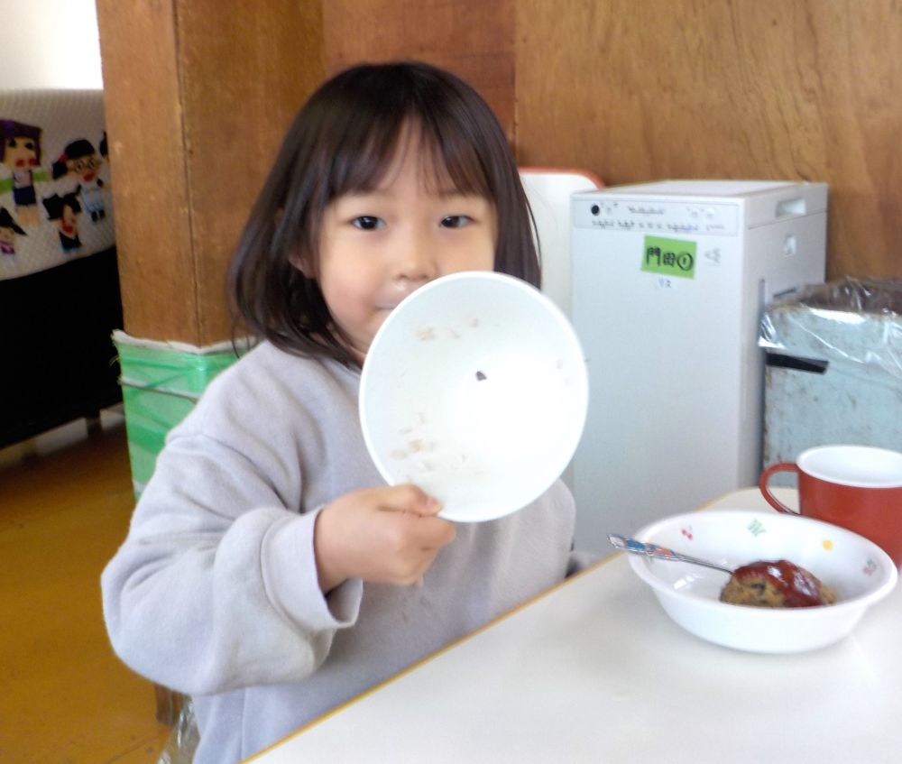 *リス*
「トントントン・・・リス組さん食べてるかな~??」
いつも通りリスさんの部屋を覗くと、最初は慣れない様子で給食を食べていましたが、少しづつ緊張もほぐれてきて
「ハンバーグ美味しい~!」
「せんせーみてみてピカピカよー」
など、楽しい話もしてくれるようになりました♡
今日の赤飯も苦手な子も多い中、ペロリと完食のHちゃん♡
