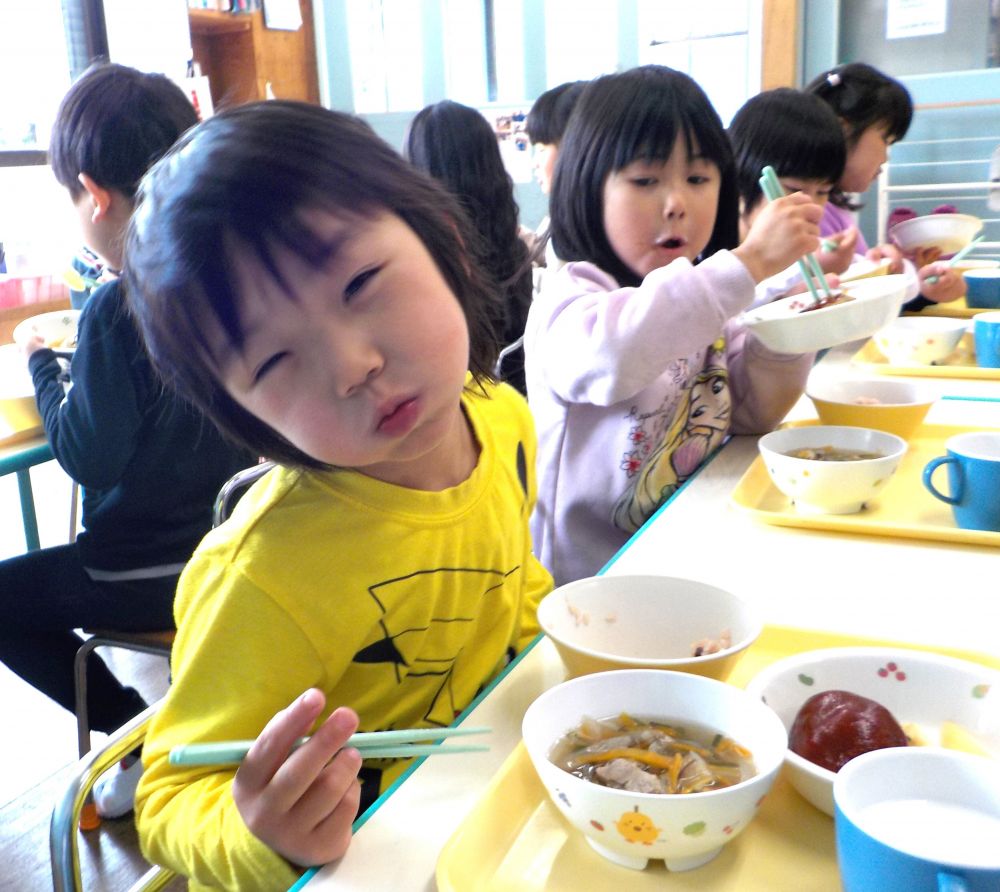 *ゾウ*
なんでもよく食べてくれるゾウ組さん!
今日の赤飯は豆が苦手な子もいましたが「ピンクご飯は食べれる~」
と言いながら・・・気が付いたらなんと!赤飯を完食していました!!笑
*キリン*
「これ好き~~♡」
一番に赤飯に手をつけたE君。
他にお汁やハンバーグがあったけど大好きだったみたいで一番に赤飯を完食していました。
園では年に一度しか出ませんが喜んでもらって給食先生も嬉しいよ。
美味しい顔も見せてくれました♪
みんなたくさん食べてすくすく大きくな~れ♡