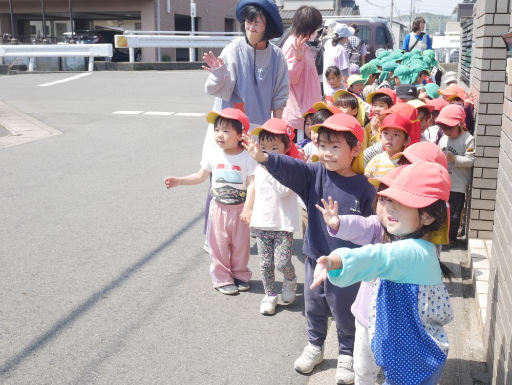 友達をみつけたり・・・ 花を見つけたり・・・
風を感じたり・・・
些細なことに幸せを感じる子どもたち
そんな子どもたちと一緒に居ると心癒やされます♡
園の周辺を歩いていると・・・
『あ~!クマ組さんがあそこにいるよ』
『みんなもお散歩してるね♡』
よく知っている友達が見えて
『お~い!!』と手を振るリス組さん
園外で会うのはなんだか特別な気分みたいです