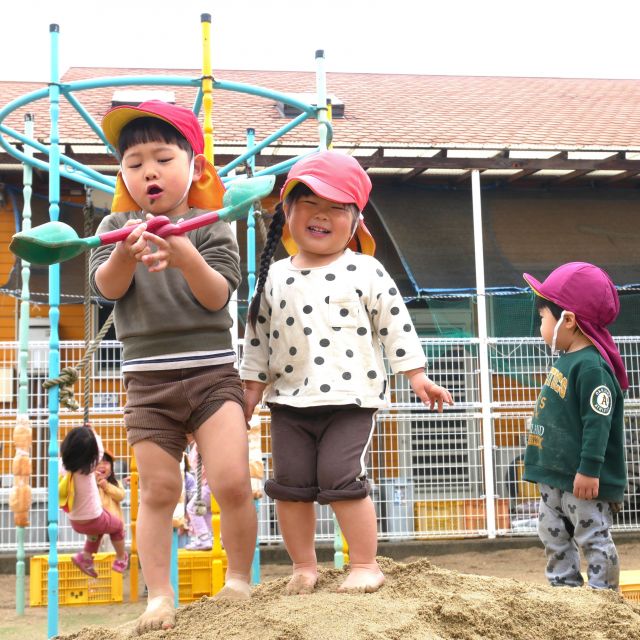 ＊　2・3歳児　砂山で　＊