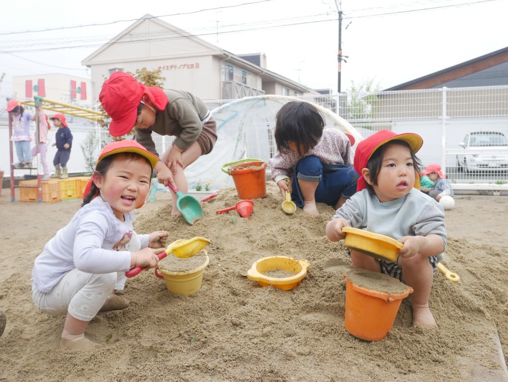 砂場といえば・・・サラ粉作り♡
『白い砂の方がサラ粉作りやすいんだよね~』
毎日砂場で遊んでいる子どもたちは砂の特性にも詳しいです