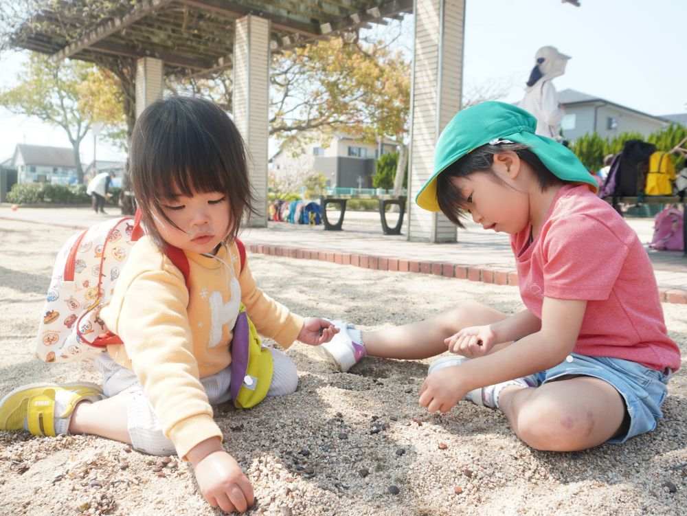 お兄ちゃんお姉ちゃんたちを見て
興味をもったり…
真似してやってみたり…
ついて行ってみたり…♡
「コーヒーの豆みたいじゃね!」
「なんの豆かな~」
「一緒に拾おう!」
不思議な種を見つけ拾うことを一緒に楽しむ♡