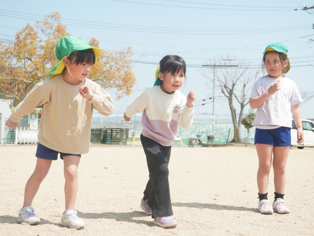 手を繋いで歩く…
優しく声をかける…
一緒にやってあげる…
道中でも公園でも優しく接する姿がたくさんみられました♡
「先生がいちについてーって言うんよ!」
「じゃあ私らは走るね!」
「”よーい”でこうやってやるんよね」
先生役と子ども役に分かれて
運動会ごっこのような遊びを楽しんでいます!
トラックとスタート位置もしっかりかいていました♡