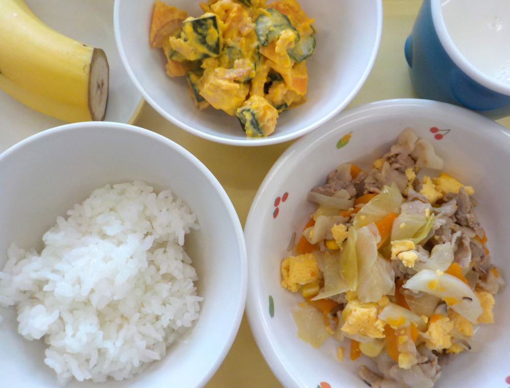 ご飯
豚肉とキャベツの卵炒め
かぼちゃサラダ
バナナ
牛乳