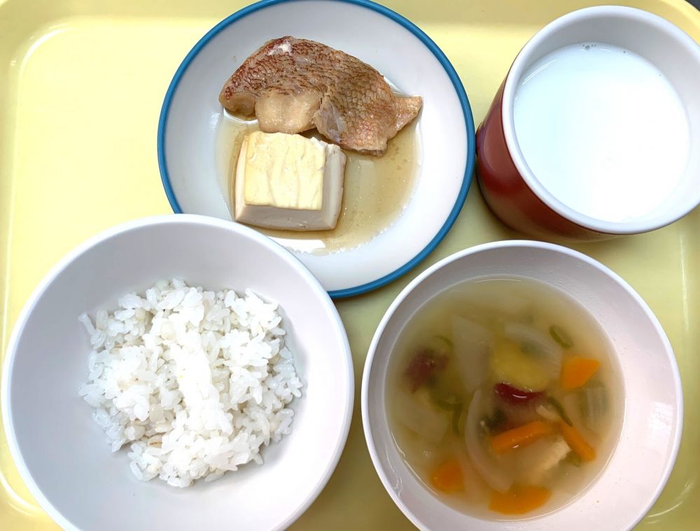 麦ご飯
赤魚の煮付け
付け合わせ(豆腐)
さつま汁
牛乳