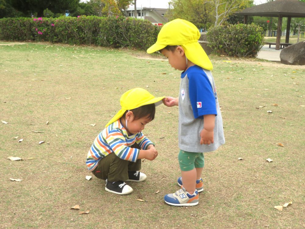 公園に着くと、
（こっちにはなにがあるんだろう・・・行ってみよう！）
と探索開始♪

落ち葉を見つけて手に取ったんNくん
パリパリ・・・
枯葉が粉々に割れるのを楽しんでいました

