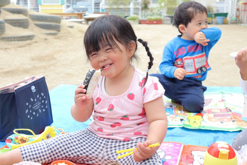 「Aちゃんのは、鯉のぼりよ~!」
鯉のぼりの形のおにぎりを見せてくれたAちゃん、
形をみて楽しむと、一口ずつ味わって食べるのを楽しんでいました
食べて、見て、見せ合って・・・
お弁当の時間をみんなで楽しく過ごしました
素敵なお弁当を、ありがとうございました♡