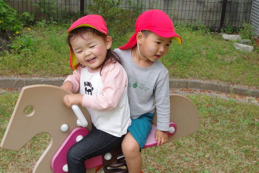 楽しみにしていたお弁当の日！
リス組さんは西則末公園まで、お友だちや先生と手を繋いで歩きました～

さっそく木馬にまたがるRちゃんとGくん(*^-^*)
ブランコやすべり台に、みんなもにこにこ♡