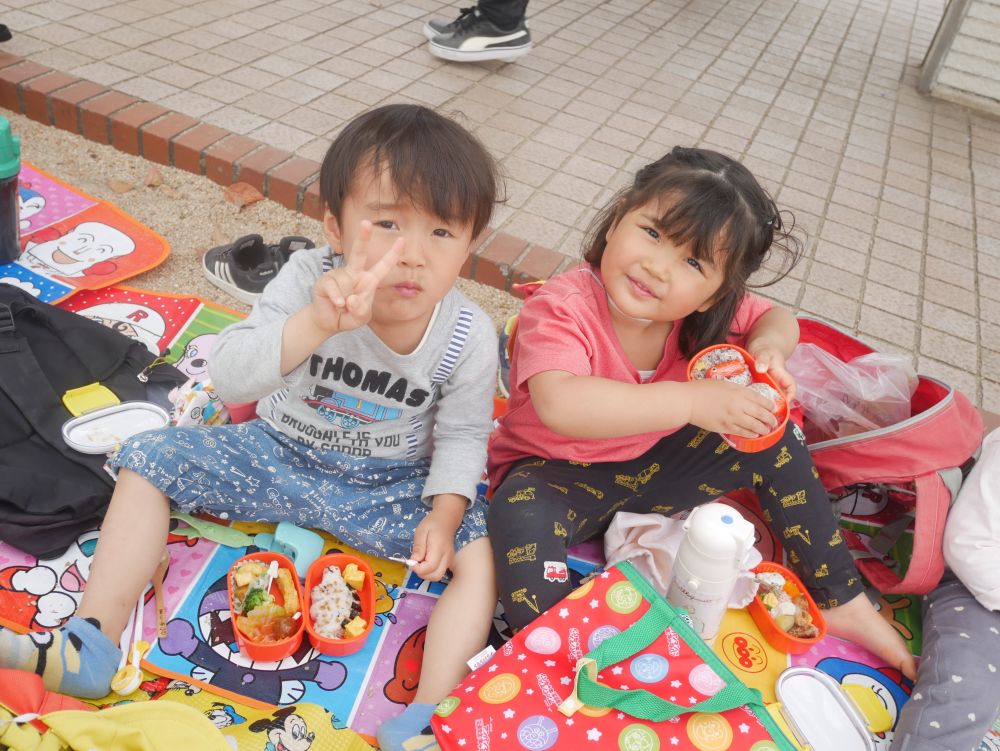 『みてみて!!僕のお弁当だよ』
『みてみて!!私のはウインナーが入ってるの』
“みてみて” とたくさん声を掛けてくれる子どもたち
楽しいこと嬉しいこと・・・ 挑戦した所など・・・
色々な “みてみて” を受け止め
一緒に成長を喜んでいきたいです
お弁当を持っての公園・・・とっても楽しかったね♡