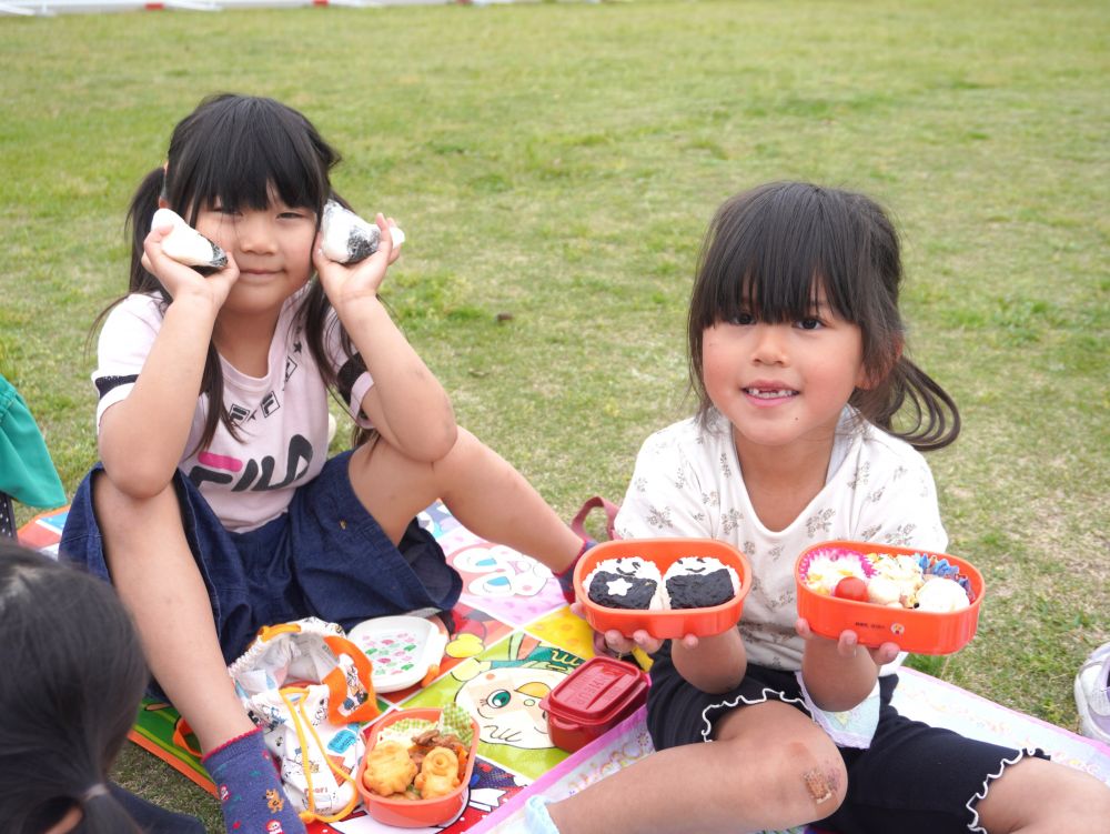 大好きなおうちの人が作ってくれる…
大好きな友達や先生と一緒に食べる…
大好きなものがいっぱい入ってる…
大好きな子どもへの保護者の方の思い…
おべんとうって愛がいっぱいですね!♡
遊んで30分くらいたつと…
「お腹すいたー」
「おべんとう早く食べたい!」
楽しみで仕方なかったこの時間♡
