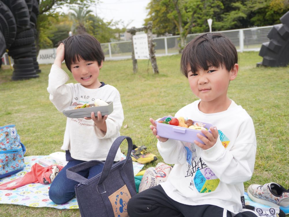 「お母さんと一緒に僕も手伝ったんよ!」
先生全員にいっぱい伝えたかったHくん…♡
「先生隣で絶対一緒に食べようねー!」
園を出発する前から約束していたKくん♡
カメラを向けられるのはちょっぴり恥ずかしい2人です!