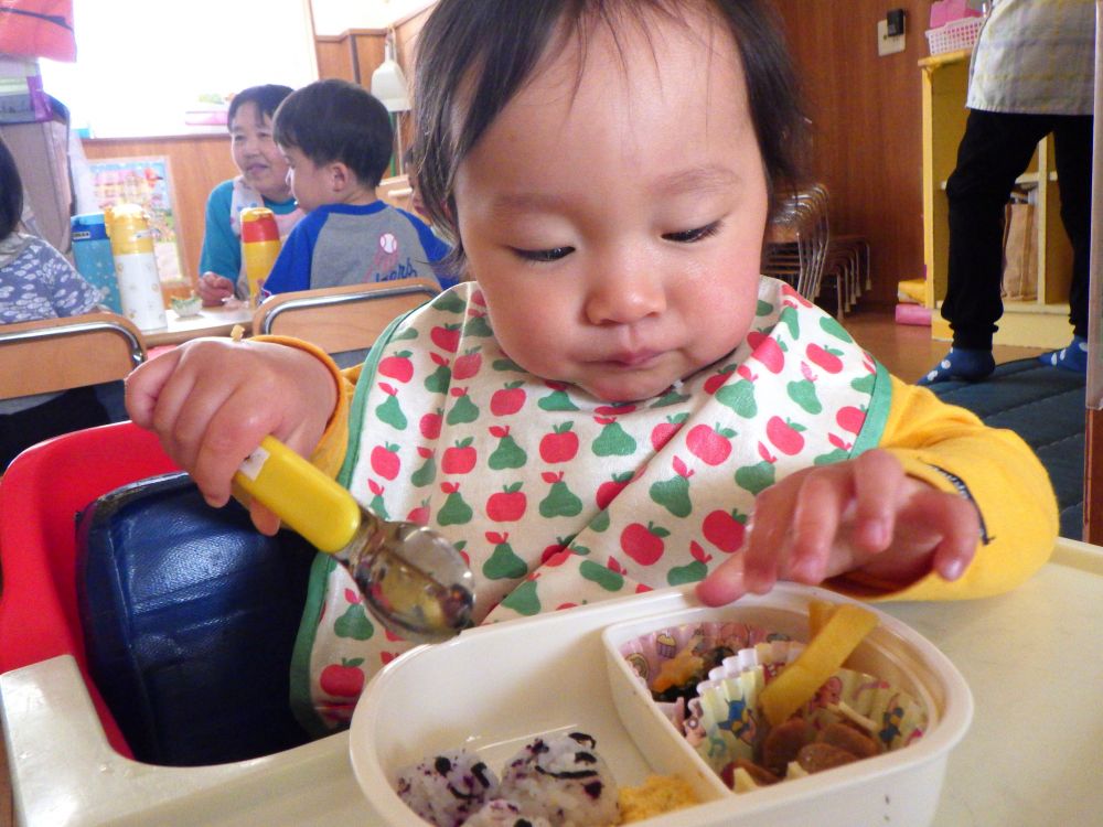 園に帰ると楽しみにしていたお弁当の時間
ふたを開けると勢いよくおいしそうに食べ始めたSくん
愛情いっぱいのお弁当に大満足♡
Rちゃんもミルク飲んでお腹いっぱい♡
お腹も満たされあっという間に夢の中のウサギ組さんでした