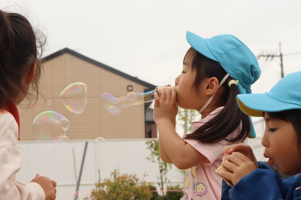 今日の天気は曇りで、なんだか子ども達はワクワクが少ない?
そんなことはありません
園庭でシャボン玉を楽しむ子ども達
ゆめはうす恒例?竹を使ってシャボン玉を楽しみます
曇って湿度が高い方がシャボン玉も割れにくいそうです