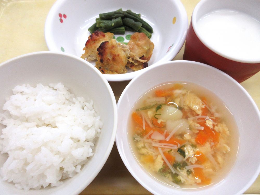 ご飯
タンドリーチキン
いんげんのソテー
ふわふわ卵スープ
牛乳