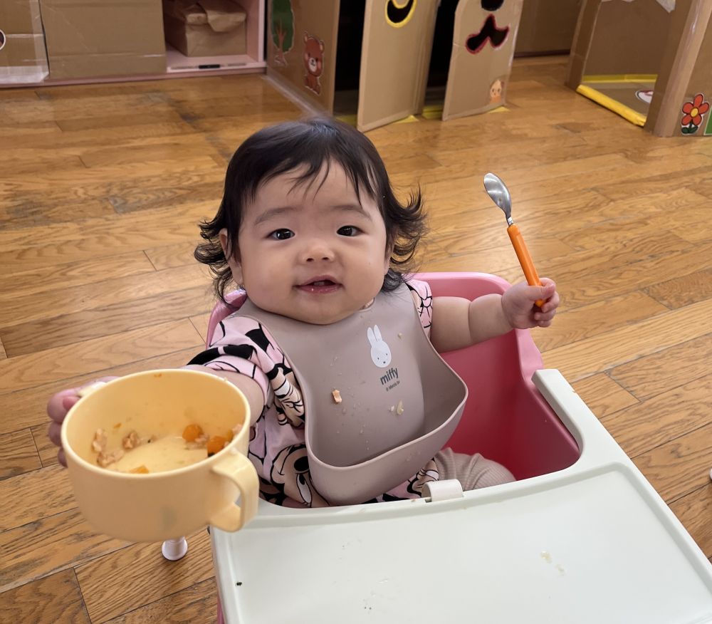 入園・進級から1か月が過ぎようとしています。
新入園のウサギ組さんも少しずつ給食時間に慣れ、
パクパクと離乳食を食べています。
手づかみ食べや、もぐもぐするのが上手なSちゃん。
いつもおいしそうに食べてくれます♡