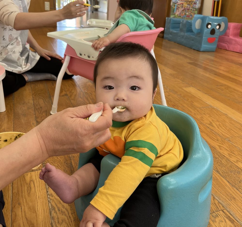 給食を食べ始めたばかりのGくん。
日に日に食べるのが上手になってきています。
これからもっと食べる練習をして、
いろんなものを食べられるようになろうね。