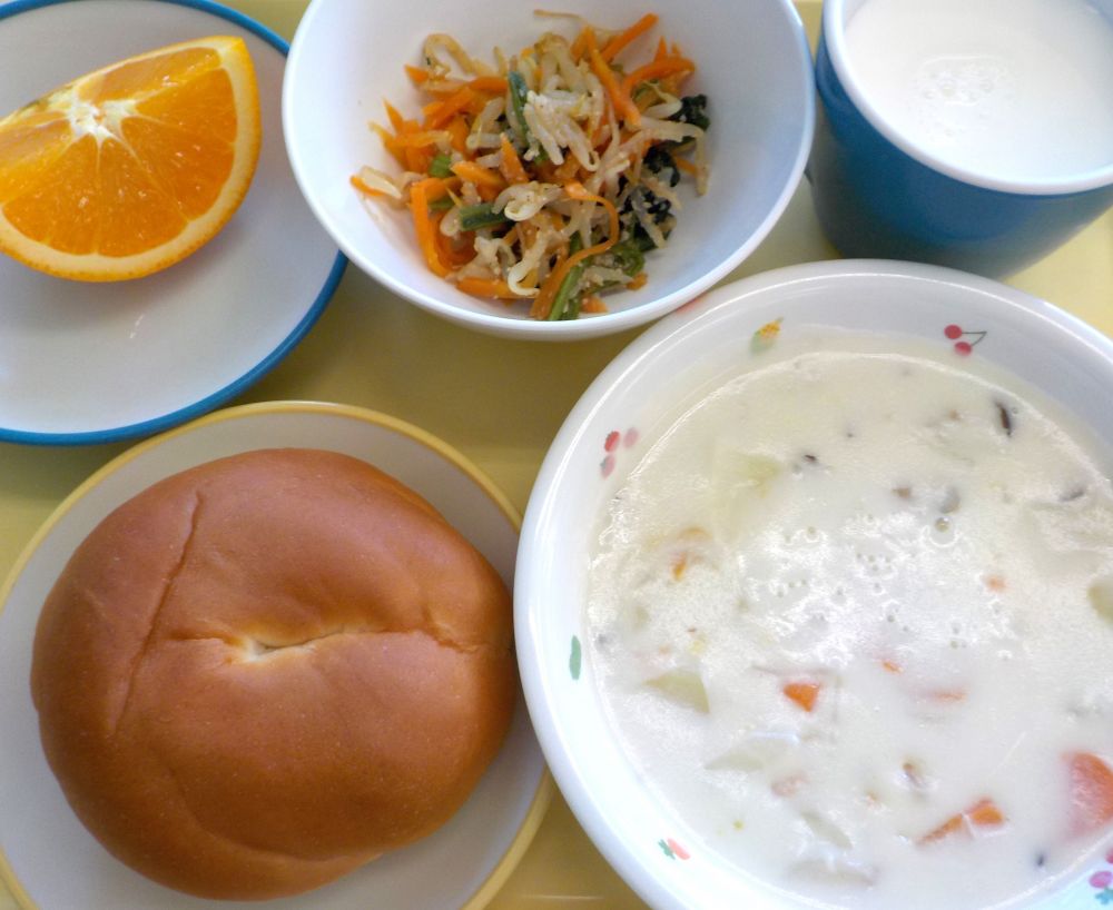 ロールパン
エビのとろ~りシチュー
三色野菜のナムル
オレンジ
牛乳