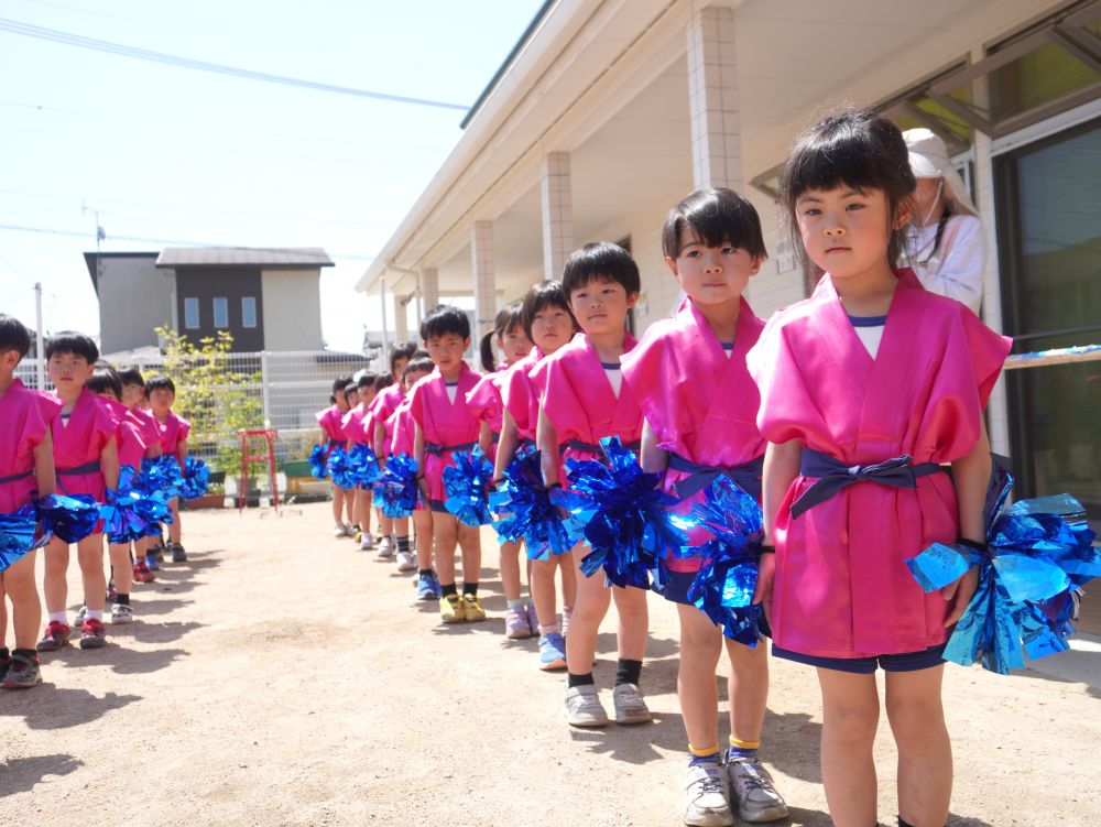 今までは見る側… 応援する側…だったけど
ついに憧れのキリン組! 憧れのええじゃん!
他のクラスの友達に見守られ少し緊張も♡
はじめと終わりはかっこよく!!
”頑張るぞ!”
頼もしい表情から熱意が伝わってきます♡
