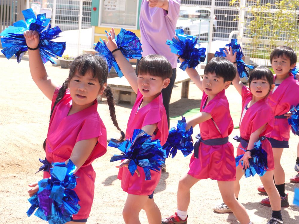 踊るときは楽しく笑顔で大きな声で!♡
今週日曜日はついにみなとまつり本番!
人の多さにびっくりしたり緊張したりするかもだけど・・・
楽しめたらいいなと思います♡