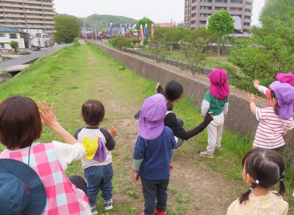 こいのぼりを見に行きました🎏
「かもつれっしゃ!!」
記念撮影をしようと思っても
貨物列車には勝てません😆💦