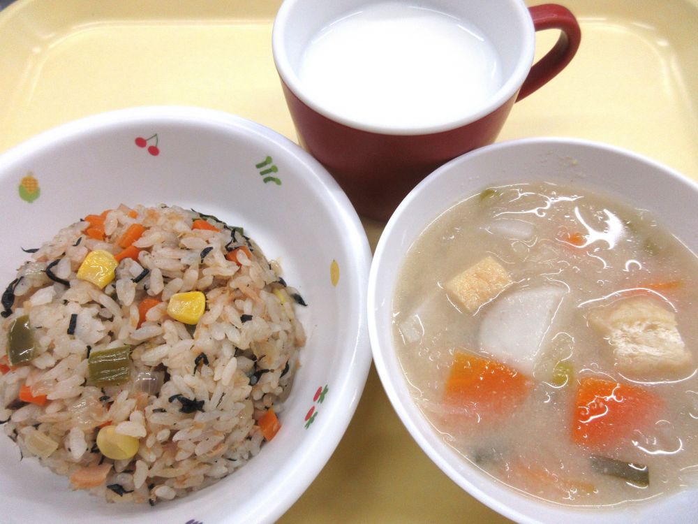 ひじきチャーハン
里芋のみそ汁
牛乳