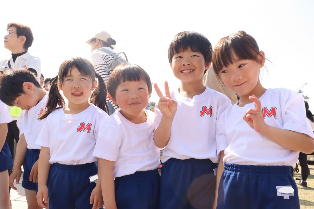 尾道の祭り・・・ 代々受け継がれる踊り・・・
地域の行事に参加できること・・・
幼小中高と踊ってきた経験・・・
尾道で良かったなと大人になって思えます♡
お日様が迎えてくれた日曜日の朝
みなとまつりのええじゃんSANSAがりに参加しました!
ワクワクが止まらなかった子も・・・少し緊張した子も・・・♡