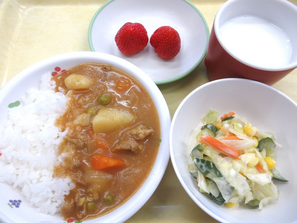 ポークカレー

コールスローサラダ

いちご

牛乳