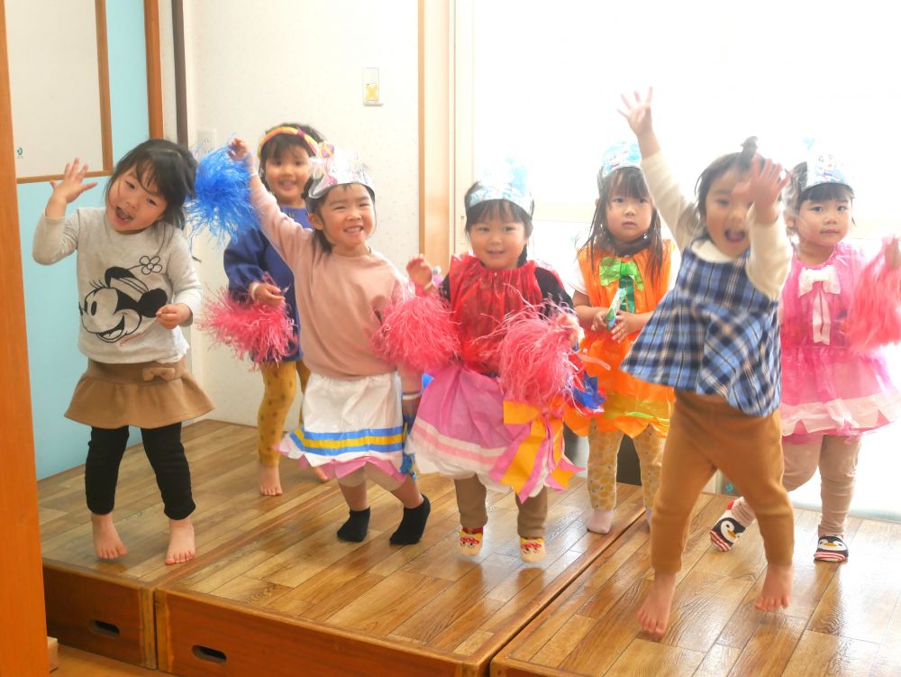 『あれ可愛い』 『これ可愛い』
可愛いものに興味のあるリス組さん
なりたい物をイメージして
自ら “かわいい” を表現しています
自分で衣装を選び歌ったり・・・
踊ったりすることを楽しむ♡
『○○ちゃん可愛いじゃん!』
『みんな良い感じ♡』
曲【可愛いだけじゃダメですか?】に合わせて♪