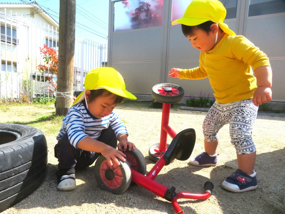 三輪車のタイヤをクルクル回して楽しむN君
止まっては回し止まっては回しを繰り返します
しばらくして今度は回っているタイヤに砂を乗せます
砂はあっという間に落ちてしまいました
「なくなった…」
嬉しそうに友達のSくんに伝えます
回しては乗せ回しては乗せ繰り返し楽しみます