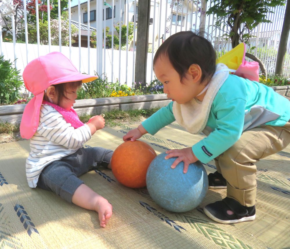 一つずつ”ナズナ”の花を取っていくMちゃん
親指と人差し指を使ってゆっくりゆっくりと…
全部なくなるまで集中して遊びました
何とかボールを2つ持ちたいSくん
手の平を広げてみたり、指先でつまんでみたり色々な方法を試しています
様々な事に興味を持ち一生懸命遊んでいます♡